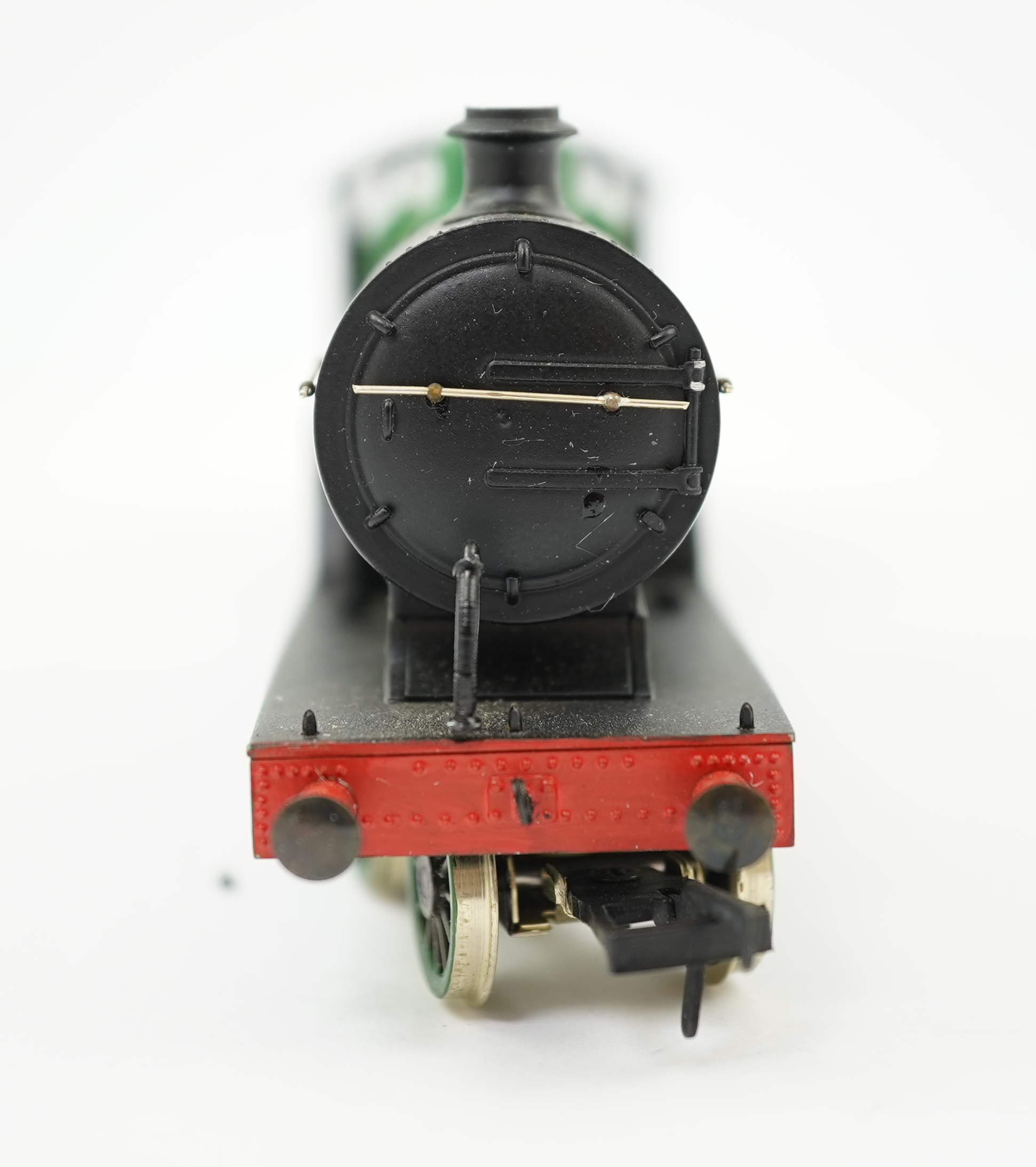 Two 00 gauge brass and white metal kit built Southern Railway tender locomotives; a Wainwright class L 4-4-0, 1769, together with an OO Works kit Maunsell class Q 0-6-0, 530, constructed, painted and lined to a high stan